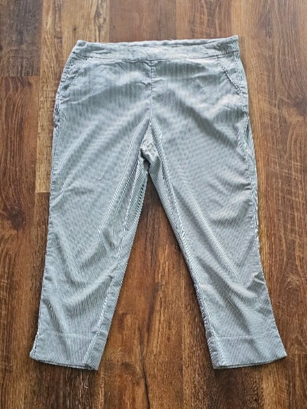 Tribal Size 14 Pin Stripe Black White Capris Capri EUC